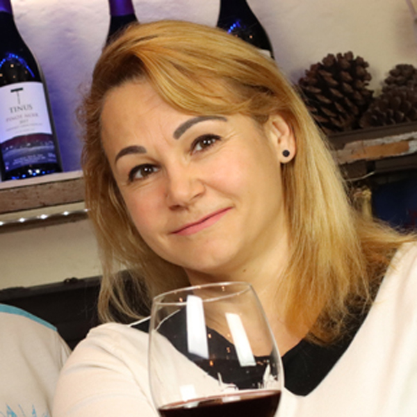 Elena Mürset mit einem Glas Rotwein